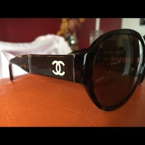 Chanel polarized tortoise sunglasses w/ case